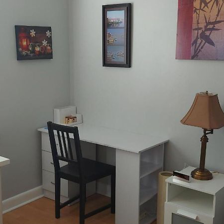 High Park Single Room With Personal Washroom And Kitchen Toronto Kültér fotó